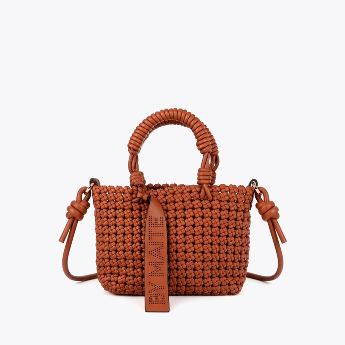 Bandolera de la marca Lola Casademunt, modelo TRENZA. Elaborada en nudos trenzados en material efecto piel color camel. Diseño compacto con asa ajustable y cierre de cremallera. Interior forrado con compartimentos prácticos. Ideal para un estilo urbano y sofisticado. Bandolera Lola Casademunt ideal para llevarla a todos lados esta temporada!ALTO 13cm ANCHO 22cm PROFUNDIDAD 24cm