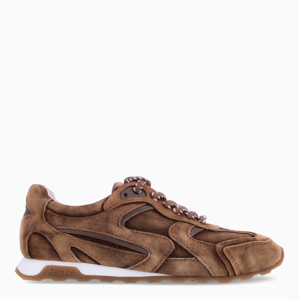 Deportivas de la marca ASH, modelo KASAR. Elaboradas en ante color marrón con diseño atemporal, cierre con cordones en bicolor a tono. Interior en piel color beig. Suela plana de goma. Estas deportivas ASH KASAR son ideales para llevar tus looks de temporada con estilo y comodidad!