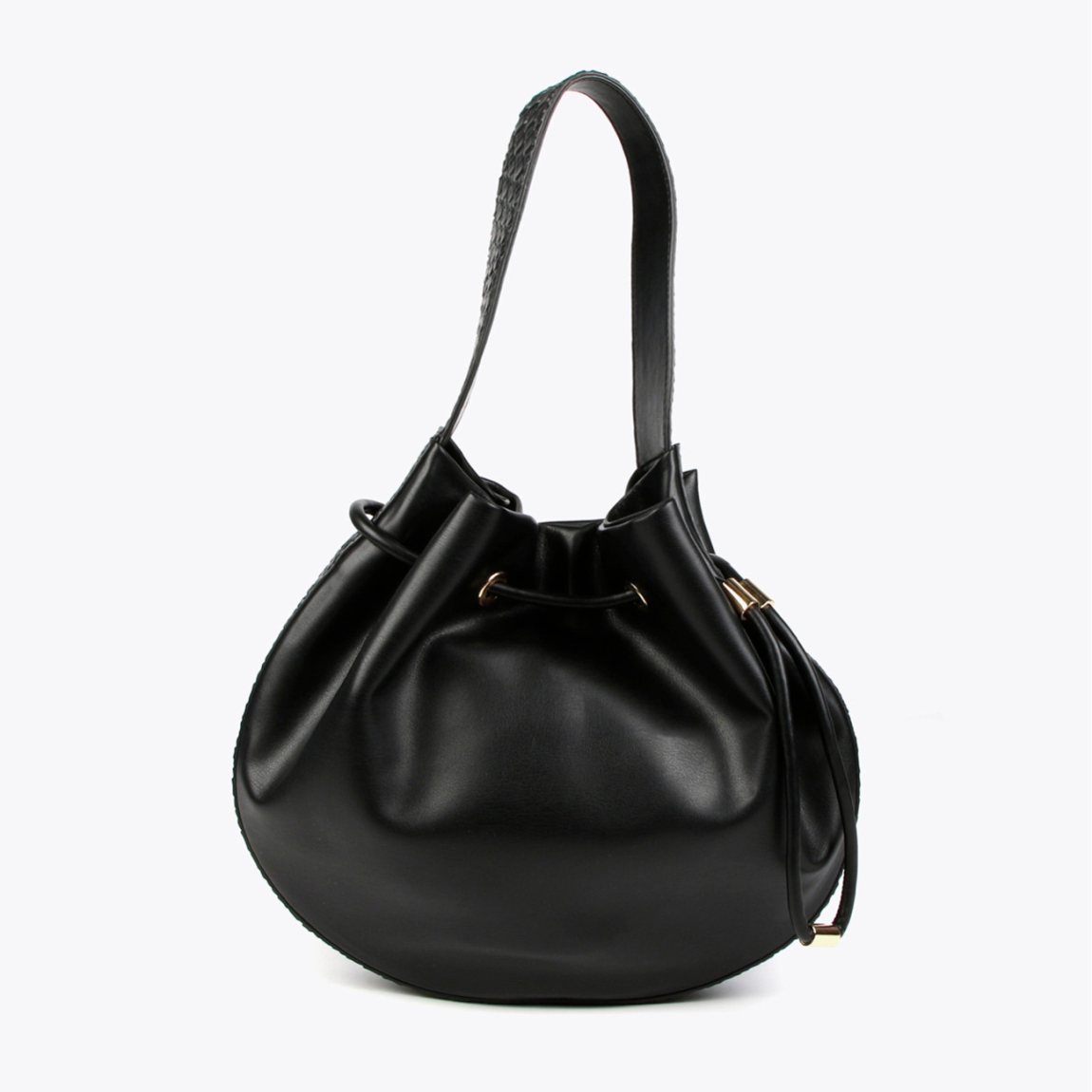 Bolso media luna de la marca Lola Casademunt, modelo HEBBIE. Exterior en piel color negro con cierre estilo judas y detalles de material trenzado en efecto piel. Contiene pequeño bolsillo interior y asa larga ajustable. Medidas: alto:25cm y ancho: 33cm. Este bolso Lola Casademunt HEBBIE es un complemento moderno e ideal para acompañar tus looks con estilo!