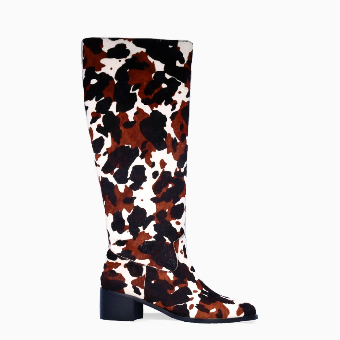 Botas de la marca Itse, modelo NORTH. Exterior elaboradas en piel potro con estampado animal print de vaca. Interior en piel color marrón. Botas Itse con caña alta. Estas botas Itse NORTH son una tendencia esta temporada, marcarán un estilo único en tus looks!