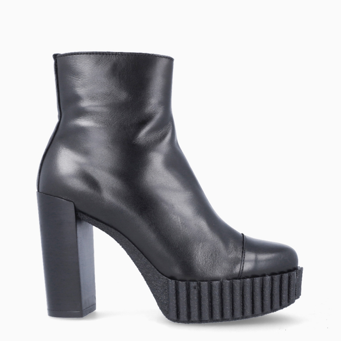 Botines de la marca Alpe, modelo NELLA. Exterior en piel color negro con punta redonda. Interior en piel color negro con plantilla extraíble y acolchada para máxima comodidad. Suela dentada con cuña de 10cm de altura. Estos botines Alpe NELLA son ideales para tus looks!