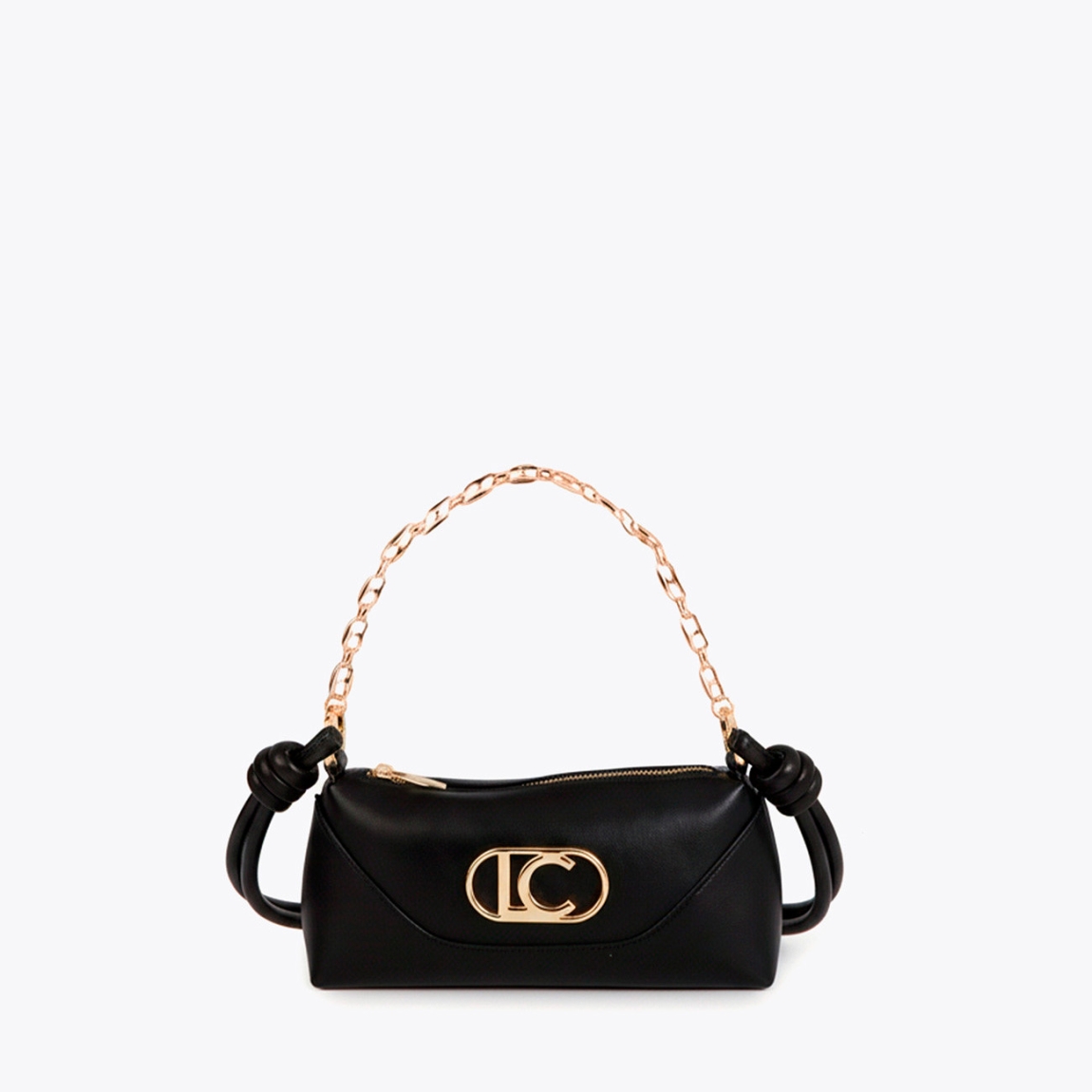 Bandolera elegante de la marca Lola Casademunt, modelo MIKELA. Bolsoelaborado en polipiel color negro, decorada con un asa de nudos y cadena dorada. Incluye pieza inferior ajustable con cierre de cremallera. Bolso Lola Casademunt, modelo MIKELA, con diseño versátil y moderno con el logo destacado.ALTO 12cm ANCHO 26cm PROFUNDIDAD 7cm