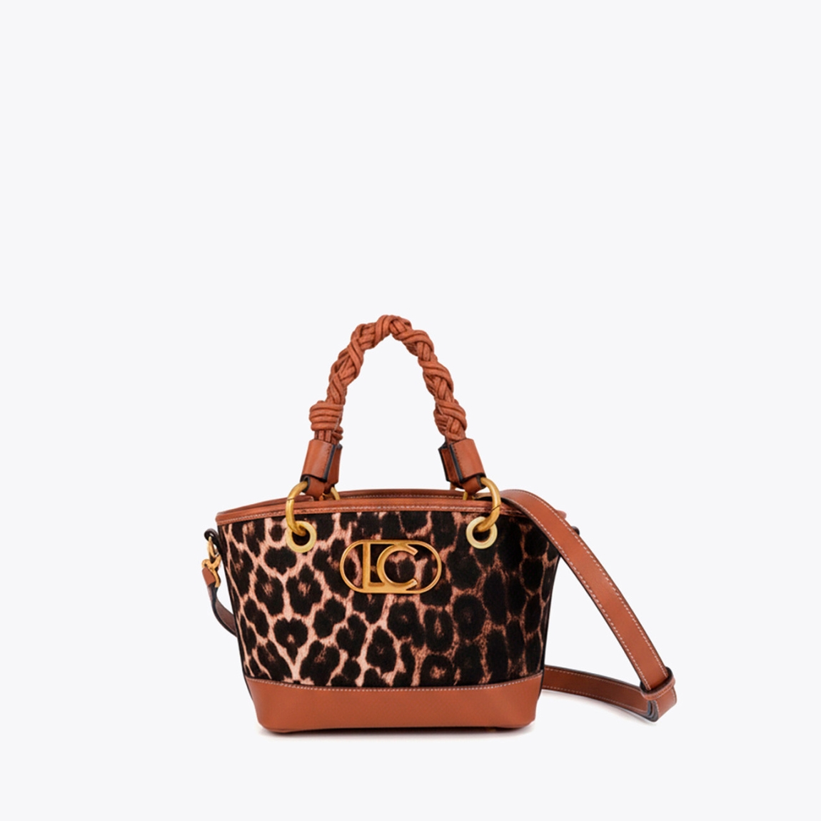 Mini capazo de la marca Lola Casademunt, modelo PETRA. Elaborado en piel con estampado leopardo y detalles en efecto piel. Incluye asas trenzadas y una correa ajustable para mayor versatilidad. Diseño chic con cierre seguro. Bolso Lola Casademunt PETRA, es un complemento ideal para elevar tus looks!ALTO 18cm ANCHO 22.5cm PROFUNDIDAD 11cm