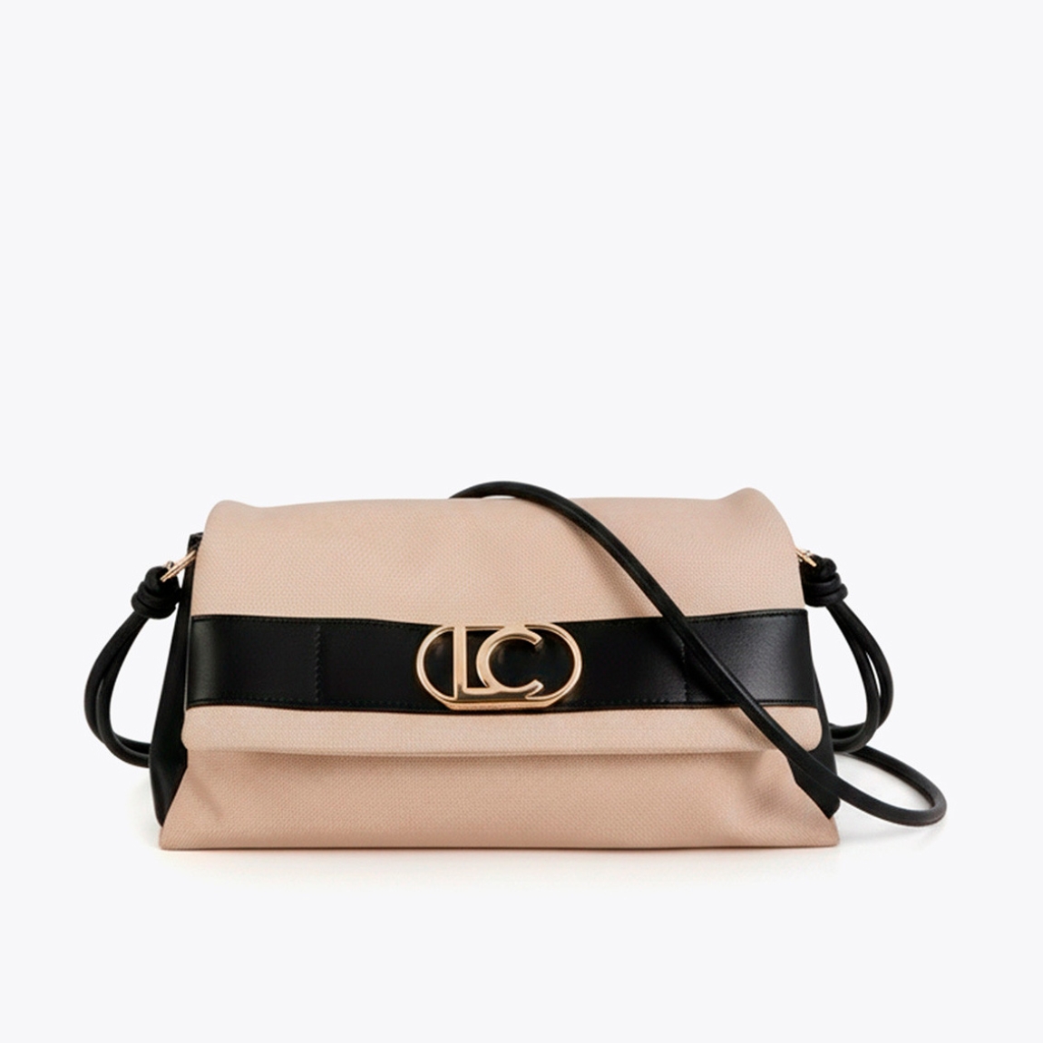 Bandolera elegante de la marca Lola Casademunt, modelo KASSI. Bandolera con solapa, fabricada en canvas y detalles de efecto piel color negro. Incluye un distintivo cierre metálico y correa ajustable. Interior amplio con compartimentos organizados, ideal para llevar lo esencial con estilo. Bolso Lola Casademunt KASSI, complemento ideal para llevarlo en tu día día! Medidas: alto 20cm y ancho 33cm.