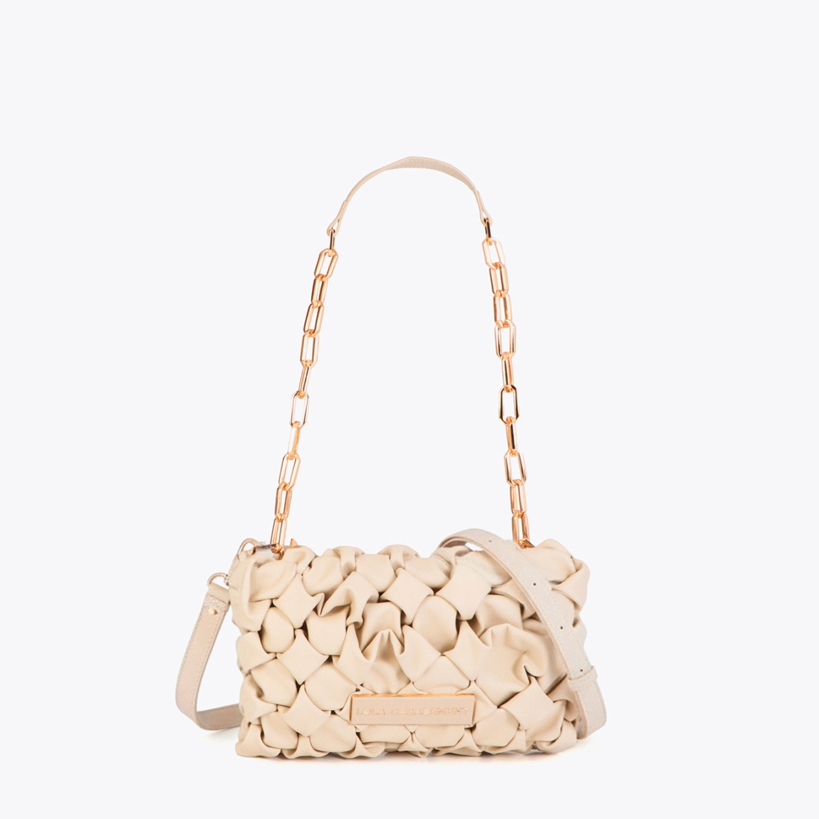 Bandolera elegante de la marca Lola Casademunt, modelo NUDOS. Bolso de diseño exclusivo con textura de nudos y cadena dorada. Elaborada en material sintético de alta calidad color crudo, perfecta para eventos casuales o formales. Bolso Lola Casademunt dispone de cierre seguro y correas ajustables para mayor versatilidad. Bolso Lola Casademunt NUDOS, es un complemento ideal para destacar tus looks con estilo!ALTO 15cm ANCHO 27cm PROFUNDIDAD 4.5cm