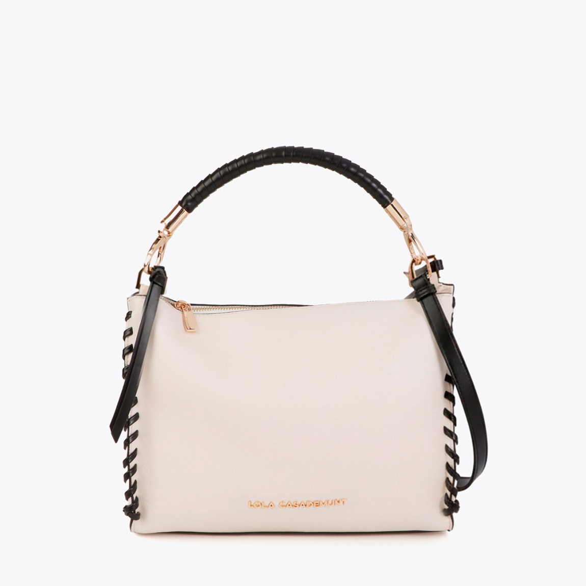 Bolso de la marca Lola Casademunt, modelo NARA. Bolso elaborado en polipiel color crudo con elegante detalle trenzado. Asa cómoda y cierre seguro de cremallera. Interior espacioso con bolsillos adicionales. Logotipo grabado sutilmente al frente. Bolso Lola Casademunt NARA, perfecto para complementar tu look diario con estilo.ALTO 23cm ANCHO 32cm PROFUNDIDAD 8cm