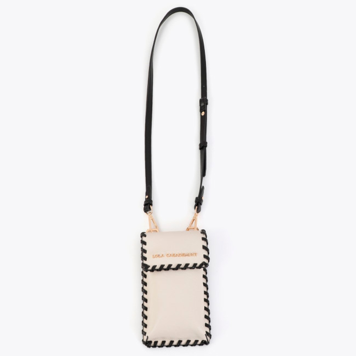 Elegante bolsito para móvil de la marca Lola Casademunt, modelo JORGELINA_M. Bolso para móvil en polipiel color crudo con acabados en contraste. Diseño compacto ideal para el día a día. Incluye correa ajustable y cierre magnético. Perfecto para complementar cualquier look con estilo. Medidas: alto 22cm y ancho 13cm.