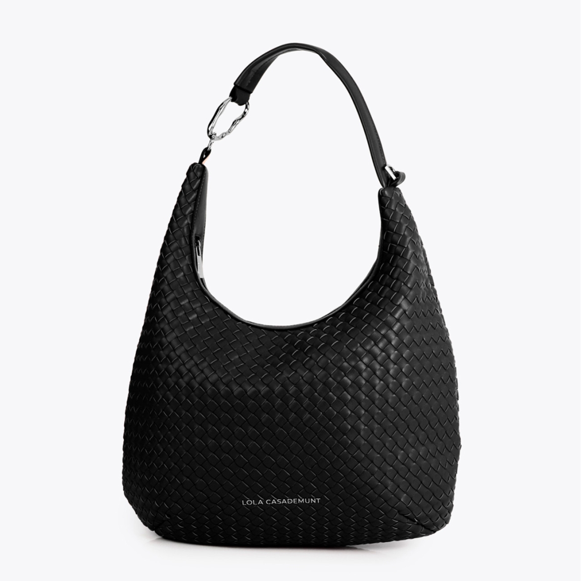 Elegante bolso tipo hobo de la marca Lola Casademunt, modelo CHIARA de diseño trenzado con acabado en negro. Ideal para el día a día, con un espacioso interior y cierre de cremallera. Bolso Lola Casademunt, CHIARA, incluye asa ajustable y detalles metálicos que realzan su estilo moderno. Ideal para llevar tus indispensables a todos lados!ALTO 33cm ANCHO 32cm PROFUNDIDAD 13cm
