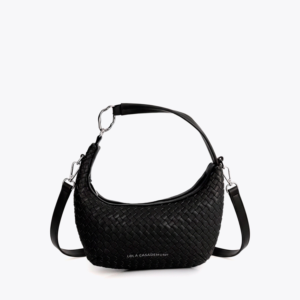 Bolso de diseño media luna de la marca Lola Casademunt, modelo CHIARA_S. Bolso con elegante textura trenzada elaborado en polipiel de color negro . Asa ajustable y desmontable, cierre de cremallera y acabado en sutil tono negro. Bolso Lola Casademunt, CHIARA_S, es un complemento moderno y versátil para cualquier ocasión.ALTO 18cm ANCHO 28cm PROFUNDIDAD 7cm