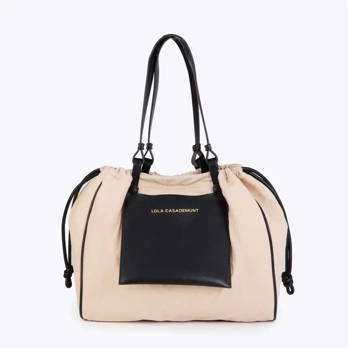 Bolso shopper moderno de la marca Lola Casademunt, modelo CONSTANZA. Bolso combinado en nylon y PU color crudo. Presenta gran capacidad con cierre magnético y asas reforzadas para mayor resistencia. Bolso Loa Casademunt, CONSTANZA, ideal para llevar tus esenciales con estilo. Incluye un práctico monedero interior con cremallera.ALTO 29cm ANCHO 49cm PROFUNDIDAD 13cm