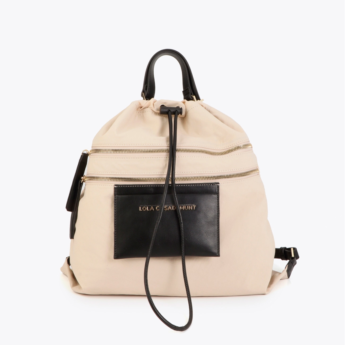 Mochila moderna de la marca Lola Casademunt, modelo COSTANZE. Mochila combinada de nylon y poliuretano en tonos neutros. Diseño versátil con cierre ajustable y bolsillos exteriores con cremallera. Mochila Lola Casademunt CONSTANZE, perfecta para el día a día.ALTO 19cm ANCHO 22cm PROFUNDIDAD 9cm