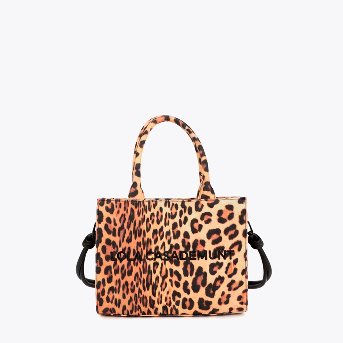 Bolso mini shopper de la marca Lola Casademunt, modelo VITTORIA. Bolso en tejido estampado de leopardo. Bolso incluye asas dobles y cierre magnético. Forro interior suave y detalles personalizados del logotipo Lola Casademunt. Bolso Lola Casademunt VITTORIA, ideal para marcar tendencia y estilo!ALTO 22cm ANCHO 28cm PROFUNDIDAD 8.5cm