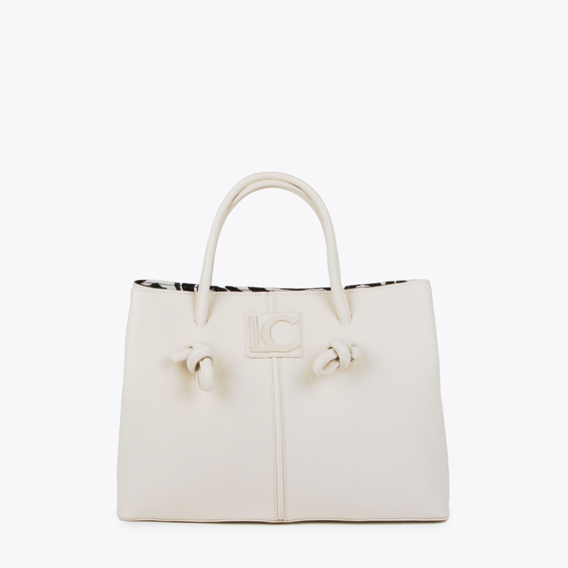 Bolso shopper de la marca Lola Casademunt, modelo ISLA. Exterior en piel color blanco. Detalle de nudos e interiores de animal print cebra. Contiene distintos compartimentos interiores y pequeño bolsillo con cremallera. Cierre imantado.ALTO: 26,5 cm - LARGO: 38 cm - ANCHO: 13,5 cm / BANDOLERA: 57 cm
