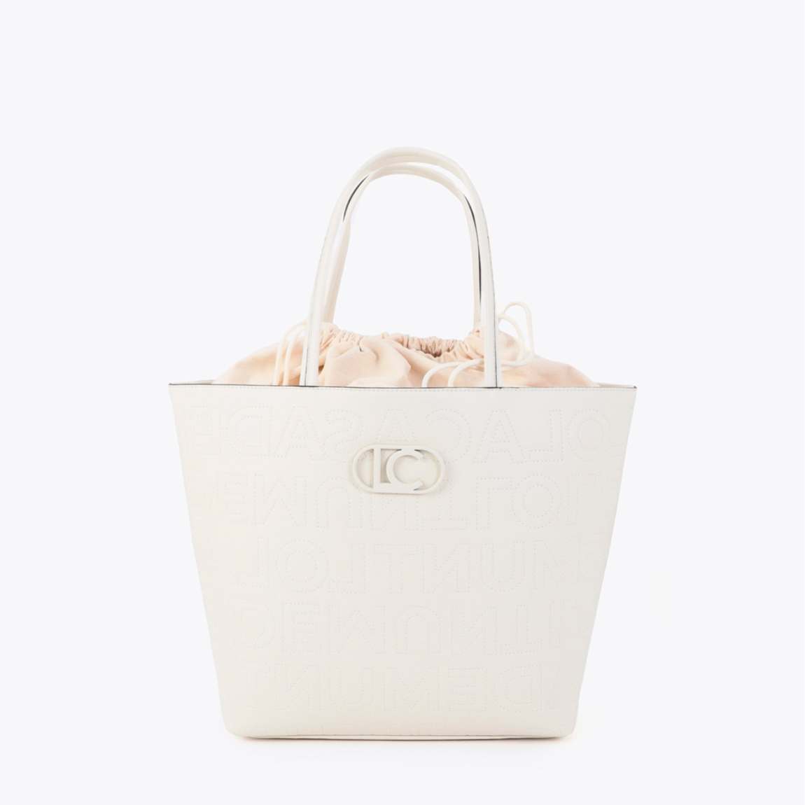 Shopper de la marca Lola Casademunt, modelo ELECTRA. Shopper desestructurado de polipiel en color crudo con pespuntes de monograma. Diseño amplio y funcional con cierre de cordón ajustable. Ideal para el día a día y eventos casuales. Bolso Lola Casademunt ELECTRA, ideal para llevarlo a todos lados!ALTO 33cm ANCHO 31cm PROFUNDIDAD 17cm