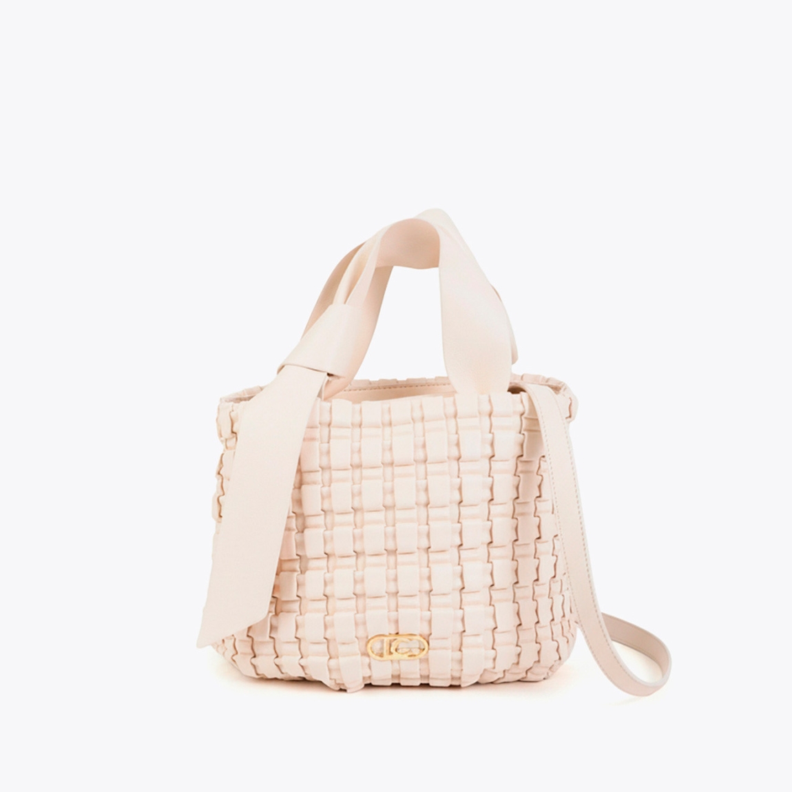 Elegante bolso de la marca Lola Casademunt, modelo LEDA_S. Bolso confeccionado en material trenzado color crudo con detalle de lazo metálico. Incluye doble asa y cierre de cremallera. Forro interior con bolsillos. Ideal para cualquier ocasión, añade un toque chic a tu look diario. Bolso Lola Casademunt LEDA_S, ideal para llevar a todos lados!ALTO 18cm ANCHO 22cm PROFUNDIDAD 8.5cm