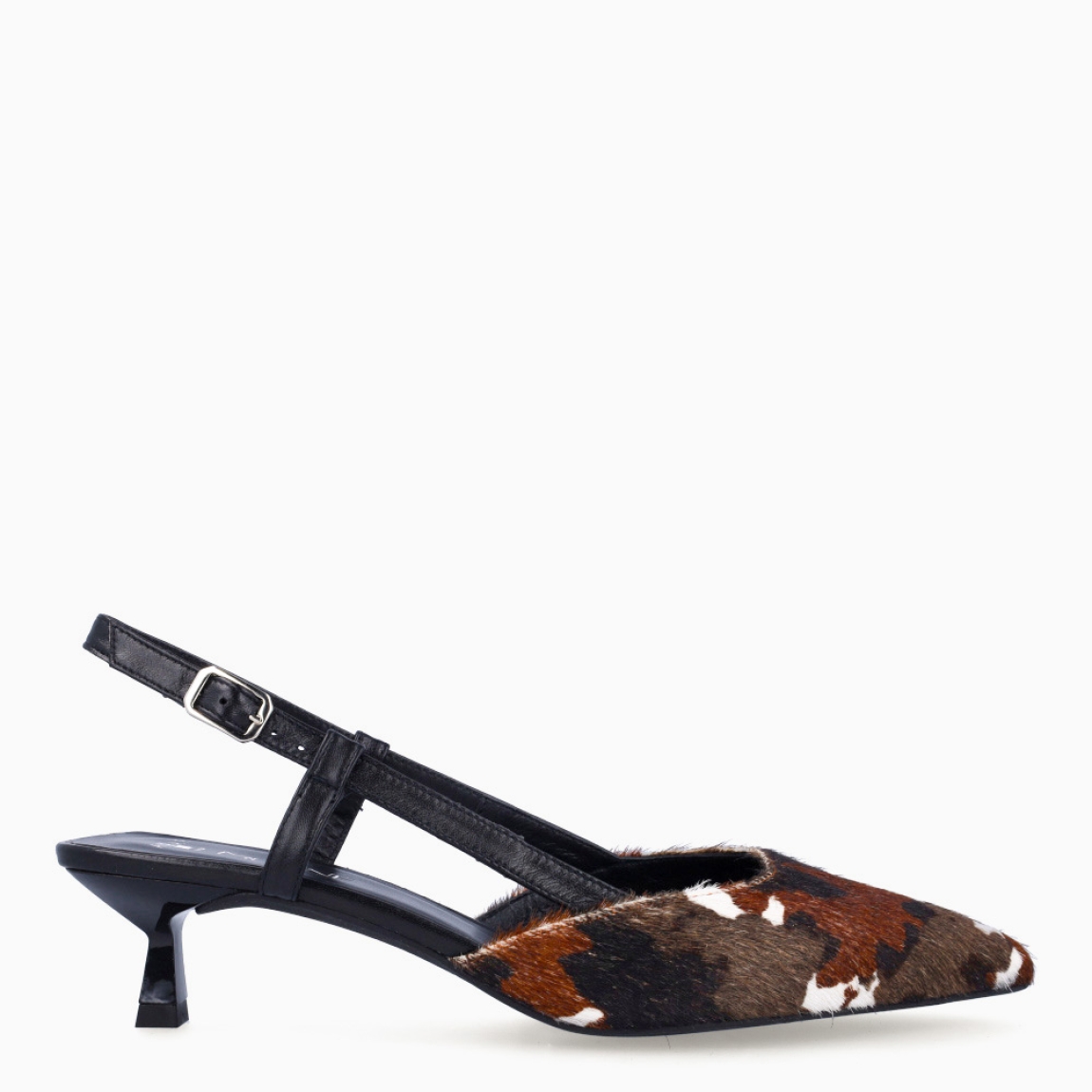 Salones destalonados de la marca Munné, modelo NORA. Exterior en pelo animal print con punta lápiz. Interior en piel color negro. Salones Munné con cierre de hebilla en talón. Salones NORA con tacón de 3cm de altura. Estos salones Munné NORA son ideales para estilizar tus looks!