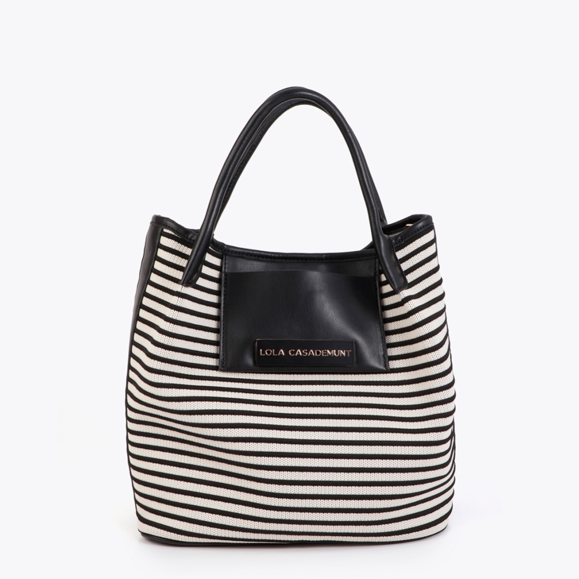 Bolso shopper de la marca Lola Casademunt, modelo MARTIN. Bolso confeccionado en tejido a rayas con detalles en efecto piel color negro y blanco. Amplio espacio interior con cierre de cremallera. Ideal para llevar tus esenciales con estilo. Bolso Lola Casademunt con asas dobles cómodas para llevar al hombro. Bolso Lola Casademunt MARTIN, ideal para ti!ALTO 30cm ANCHO 28cm PROFUNDIDAD 17cm