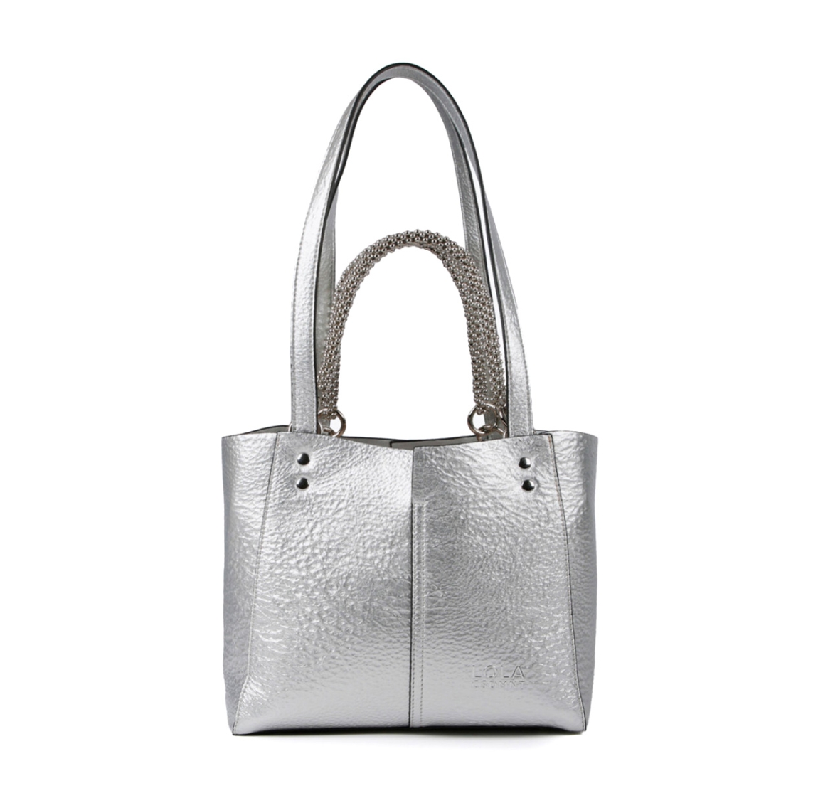 Bolso mediano de la marca Lola Casademunt, modelo LEA. Bolso en efecto piel metalizado color plata con asa metálica decorativa. Contiene pouch interior. Cierre imantado.ALTO: 23 cm - LARGO: 27 cm - ANCHO: 11 cm / BANDOLERA: 58 cm