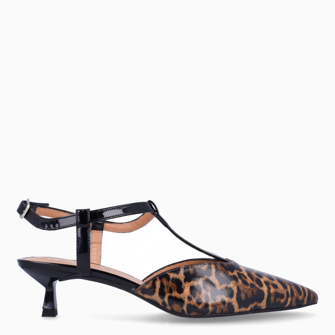 Salones de la marca Munné, modelo DASHA. Exterior en charol con estampado animal print en punta lápiz. Interior en piel color nude. Diseño de tiras pulsera y cierre hebilla en tobillo. Salones Munné destalonados con tacón de 3cm de altura. Estos salones Munné DASHA son ideales para ti!