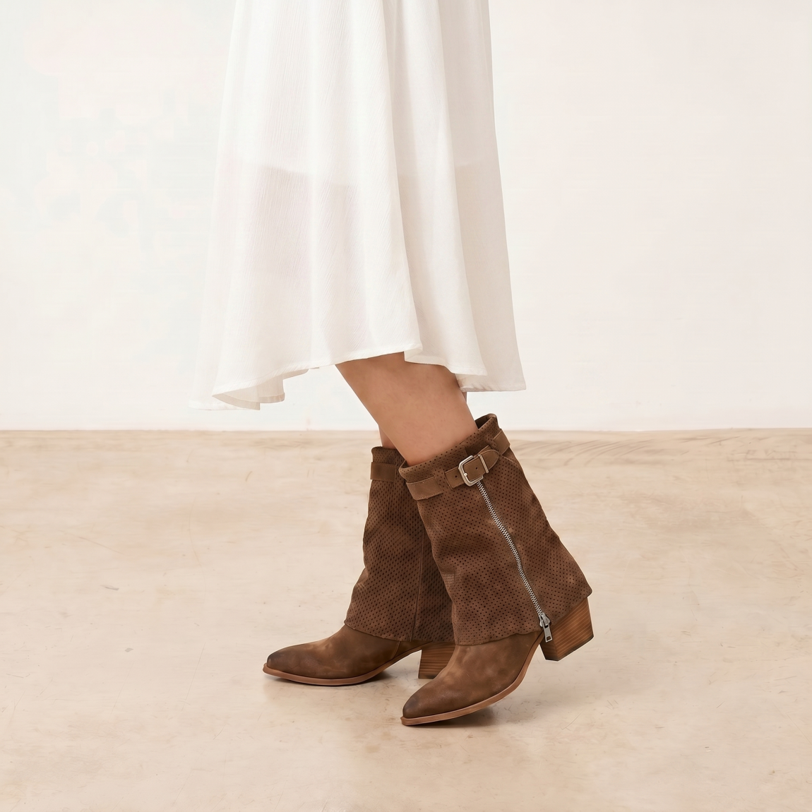 Botas de la marca Itse, modelo TOTEM. Exterior en piel con efecto troquelado color taupe con punta lápiz. Interior en piel color marrón con plantilla acolchada para máxima comodidad. Cierre con cremallera. Botas Itse con tacón de 6cm de altura. Estas botas Itse TOTEM son ideales para esta temporada!