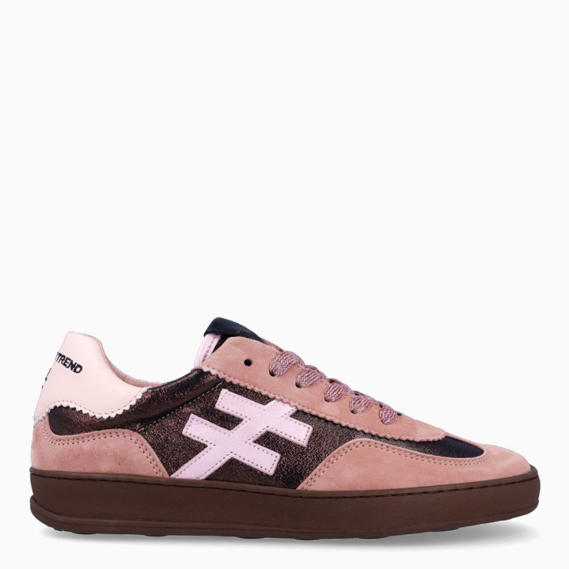 Deportivas de la marca Another Trend, modelo A80. Exterior en ante color lila con detalle de logo en color rosa, al igual que la parte del talón. Interior en piel color rosa. Cierre de las deportivas Another Trend con cordones y suela de goma plana. Estas deportivas Another Trend A80 son, sin duda, un complemento ideal para tus looks urbanos, con estilo y comodidad.