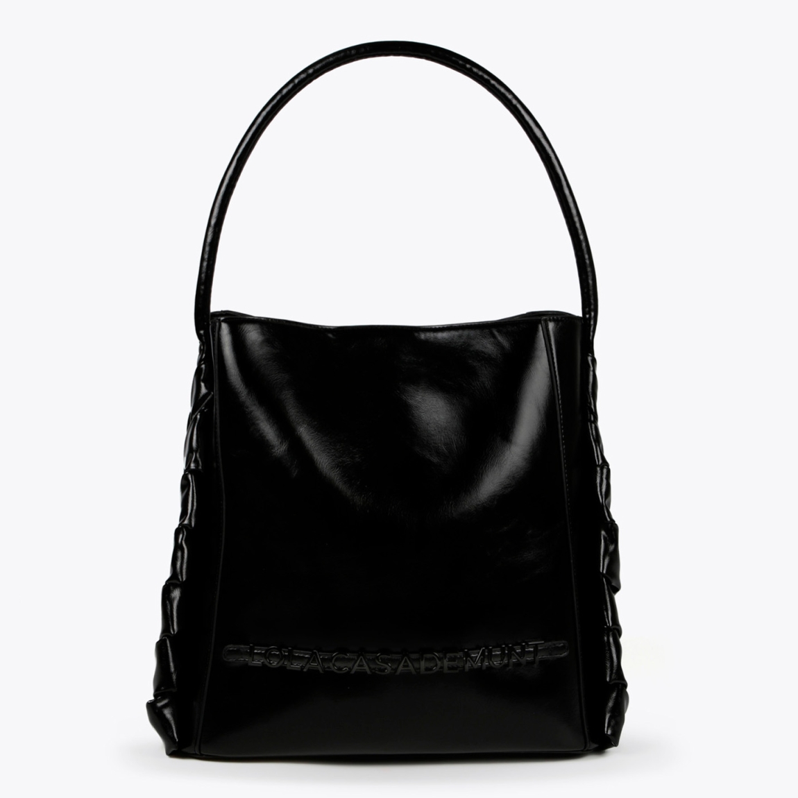 Bolso de la marca Lola Casademunt, modelo CASSE. Bolso shopper en efecto piel. Detalles laterales trenzados y frontal con letras metálicas. Contiene pequeño bolsito interior. Cierre con imán. ALTO: 31 cm - LARGO: 16 cm - ANCHO: 35 cm