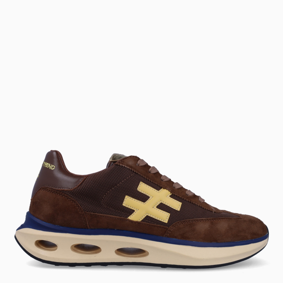 Deportivas de la marca Another Trend, modelo A4. Exterior en ante color marrón con detalle de logo en color amarillo. Interior en piel color marrón. Cierre de las deportivas Another Trend con cordones y suela de goma con 3cm. Estas deportivas Another Trend A4 son, sin duda, un complemento ideal para tus looks urbanos, con estilo y comodidad.