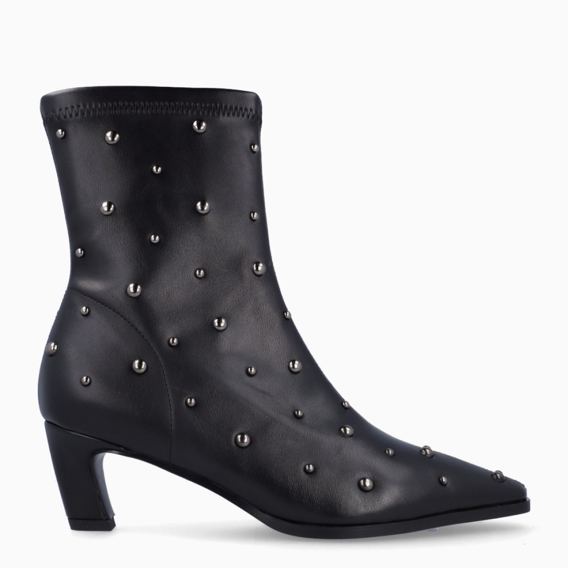 Botines de la marca Itse, modelo TRIANA. Exterior en piel color negro con punta lápiz y detalle de tachuelas plateadas. Interior en piel color negro con plantilla acolchada para máxima comodidad. Cierre con cremallera y una suela de goma con tacón de punta fina con 5cm. Estos botines Itse TRIANA son un complemento ideal para estilizar y darle personalidad a tus looks!