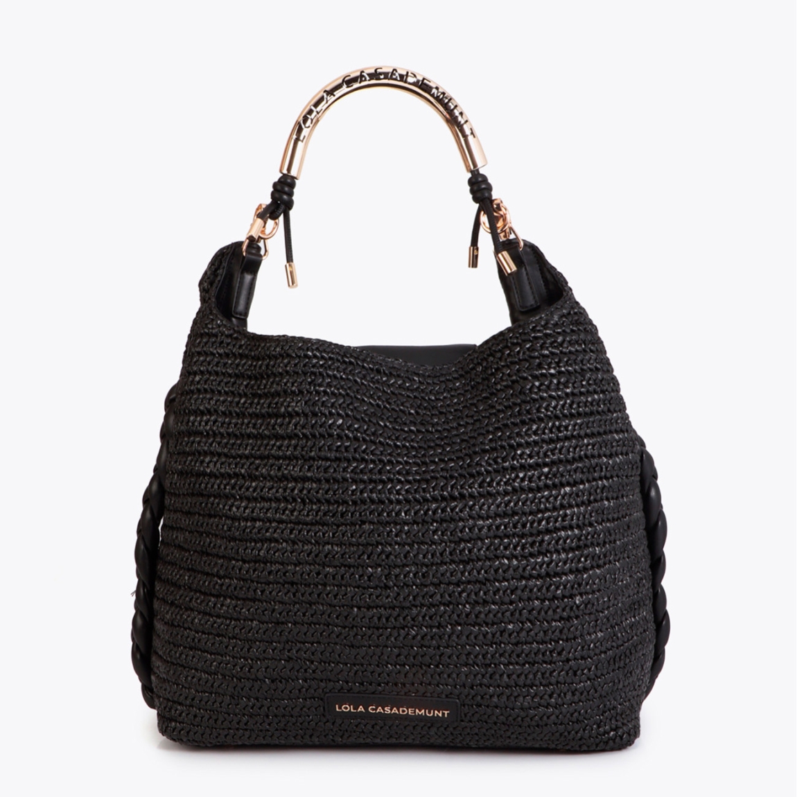 Bandolera shopper de la marca Lola Casademunt, modelo LIDIA. Bolso elaborado en rafia color negro con diseño elegante. Asa troquelada con logo metálico. Cierre magnético y correa ajustable. Ideal para un look sofisticado y casual, aportando un toque moderno a cualquier conjunto con sus detalles de alta calidad. Bolso Lola Casademunt LIDIA, ideal para llevar a todos lados!ALTO: 32cm ANCHO:35cm PROFUNDIDAD: 11.5cm