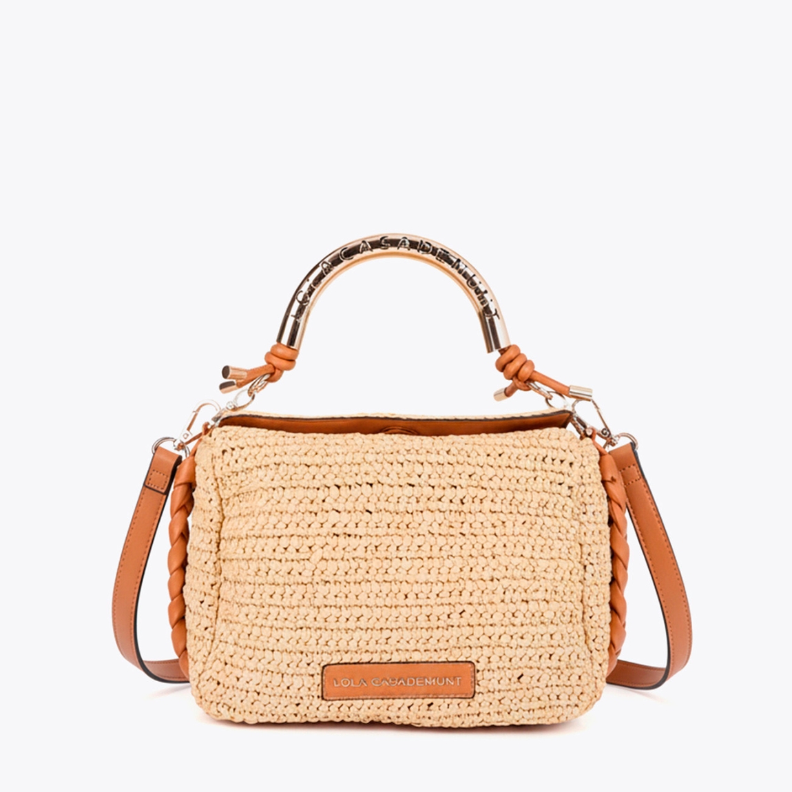 Bandolera de la marca Lola Casademunt, modelo LIDIA_S. Bolso elaborado en rafia color camel con diseño elegante. Asa troquelada con logo metálico. Cierre magnético y correa ajustable. Ideal para un look sofisticado y casual, aportando un toque moderno a cualquier conjunto con sus detalles de alta calidad. Bolso Lola Casademunt LIDIA_S, ideal para llevar a todos lados!ALTO 18cm ANCHO 24cm PROFUNDIDAD 10cm