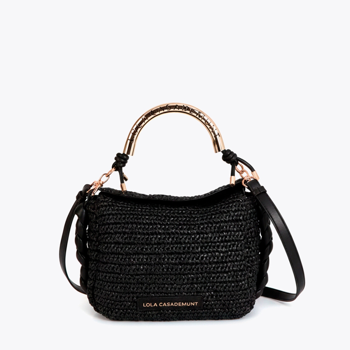 Bandolera de la marca Lola Casademunt, modelo LIDIA_S. Bolso elaborado en rafia color negro con diseño elegante. Asa troquelada con logo metálico. Cierre magnético y correa ajustable. Ideal para un look sofisticado y casual, aportando un toque moderno a cualquier conjunto con sus detalles de alta calidad. Bolso Lola Casademunt LIDIA_S, ideal para llevar a todos lados!ALTO 18cm ANCHO 24cm PROFUNDIDAD 10cm