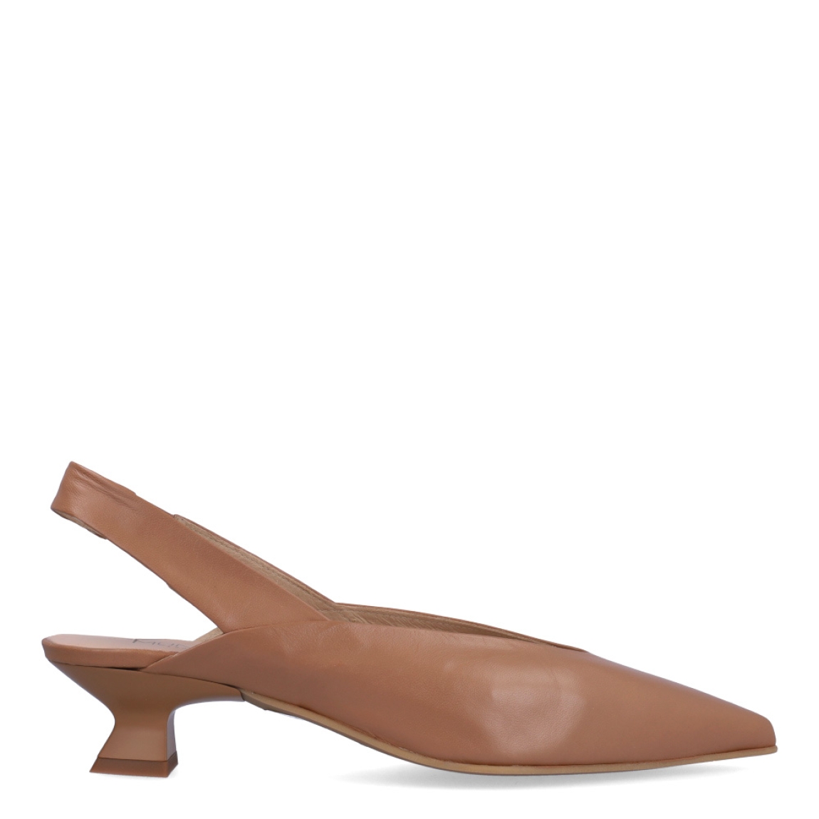 Salones destalonados de la marca Munné, modelo STHER. Exterior en piel color camel con punta lápiz. Interior en piel color nude. Cierre con tiras. Salones Munné con tacón de 3cm de altura. Estos salones Munné STHER son un complemento ideal para darle elegancia a tus looks!