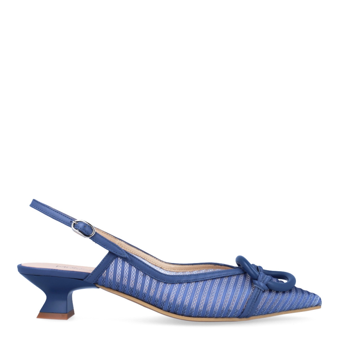 Salones destalonados de la marca Munné, modelo DONNA. Exterior en tela transparente color azul con detalle de adorno en pala. Salones con punta lápiz. Interior de los salones en piel color nude. Salones Munné con tacón de 3cm de altura. Estos salones Munné DONNA son ideales para estilizar tus looks y gozar de una comodidad en tu día a día!