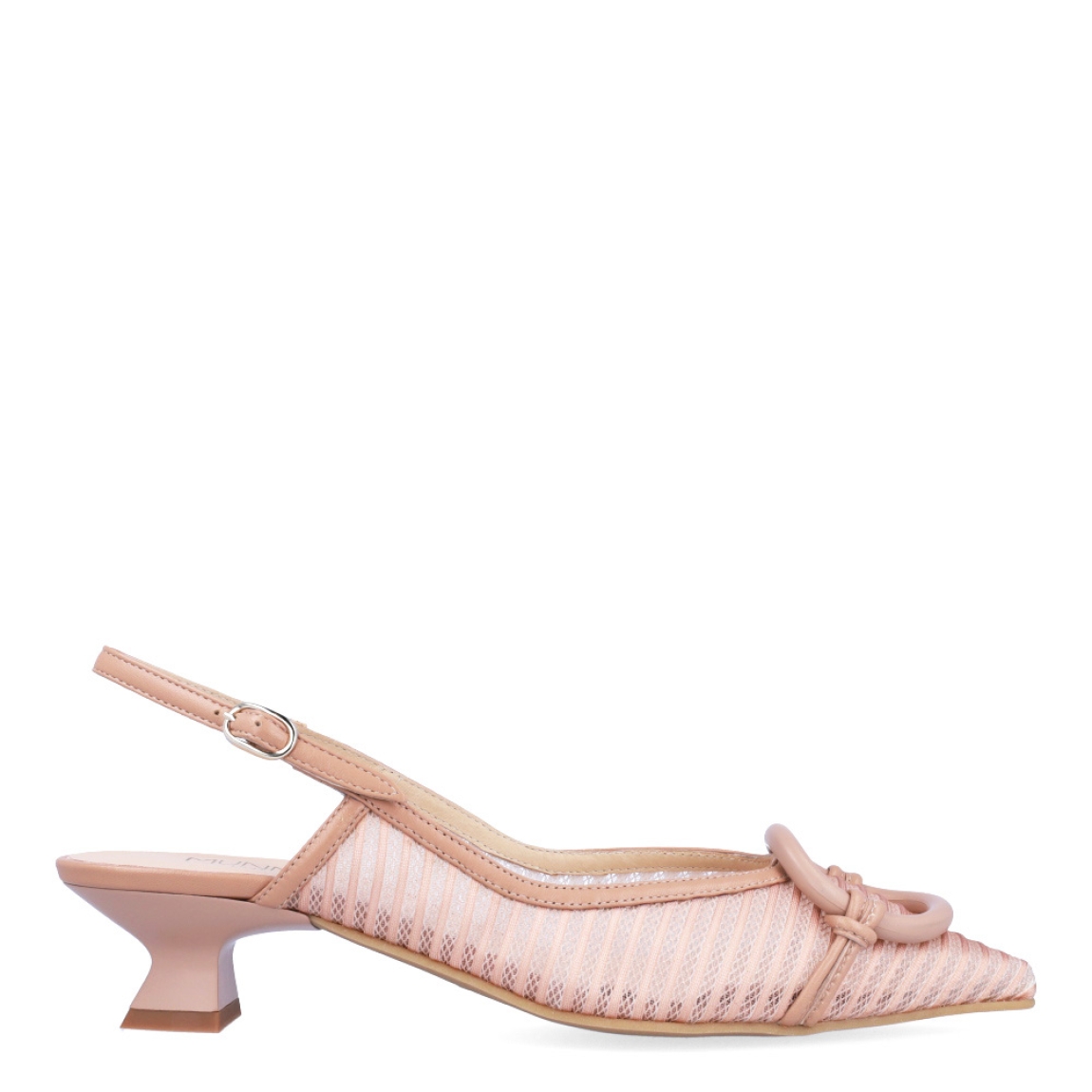 Salones destalonados de la marca Munné, modelo DONNA. Exterior en tela transparente color nude con detalle de adorno en pala. Salones con punta lápiz. Interior de los salones en piel color nude. Salones Munné con tacón de 3cm de altura. Estos salones Munné DONNA son ideales para estilizar tus looks y gozar de una comodidad en tu día a día!