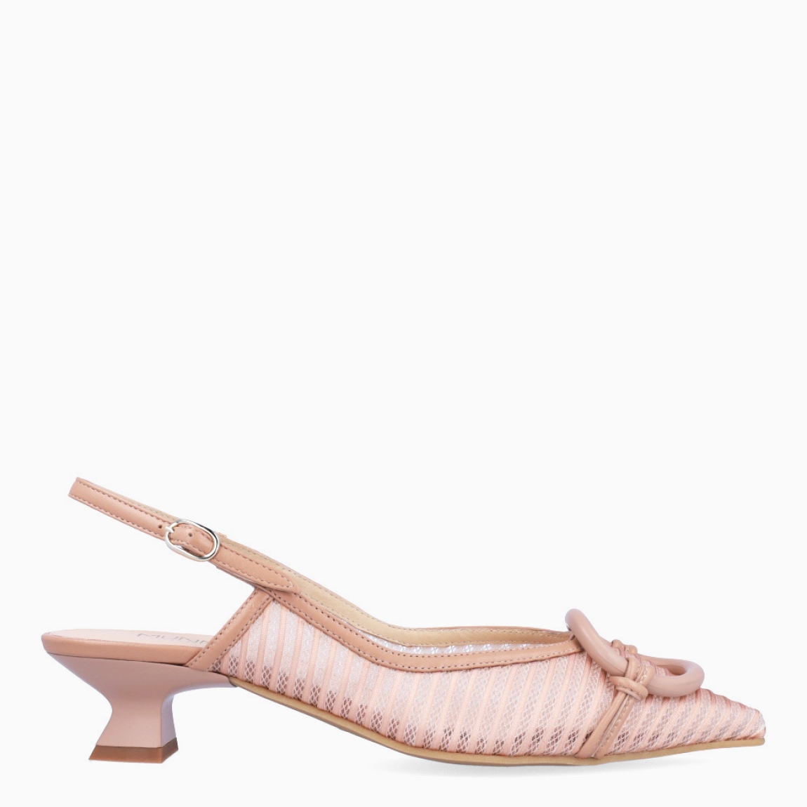 Salones destalonados de la marca Munné, modelo URBAN. Exterior en tela transparente color nude con detalle de adorno en pala. Salones con punta lápiz. Interior de los salones en piel color nude. Salones Munné con tacón de 3cm de altura. Estos salones Munné URBAN son ideales para estilizar tus looks y gozar de una comodidad en tu día a día!