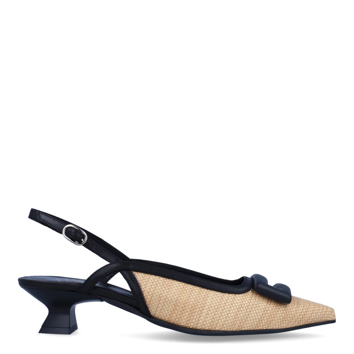 Salones destalonados de la marca Munné, modelo CASSIE. Exterior en piel color camel con detalle de adorno negro en pala. Salones con punta lápiz. Interior de los salones en piel color negro. Salones Munné con tacón de 3cm de altura. Estos salones Munné CASSIE son ideales para estilizar tus looks y gozar de una comodidad en tu día a día!