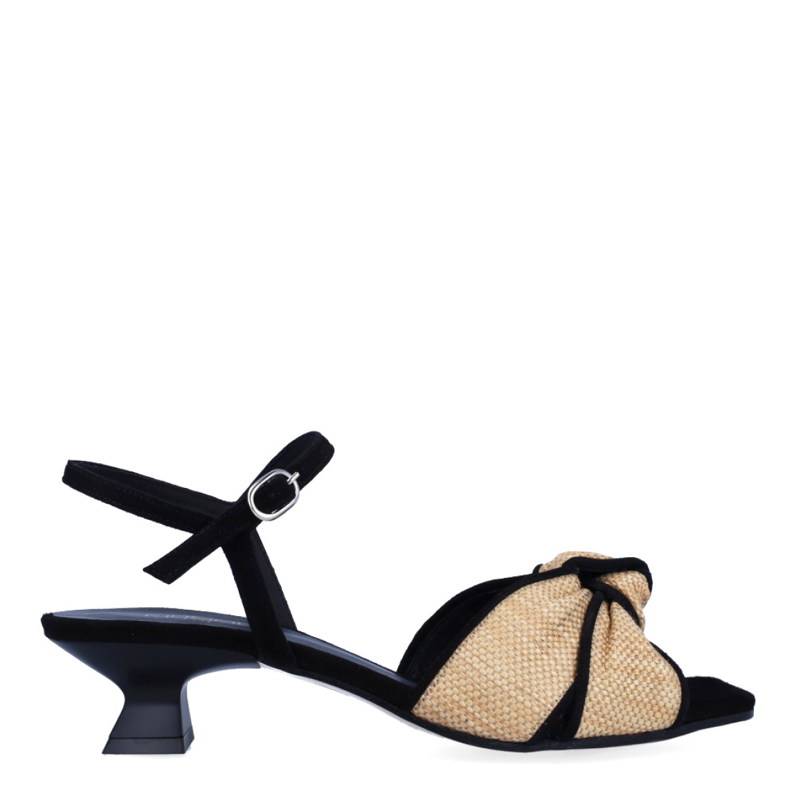Sandalias de la marca Munné, modelo TUMBES. Exterior en piel color camel con detalle de nudo color camel en pala. Sandalias con punta plana. Interior de las sandalias en piel color negro. Sandalias Munné con tacón de 3cm de altura. Estas sandalias Munné TUMBES son ideales para estilizar tus looks y gozar de una comodidad en tu día a día!
