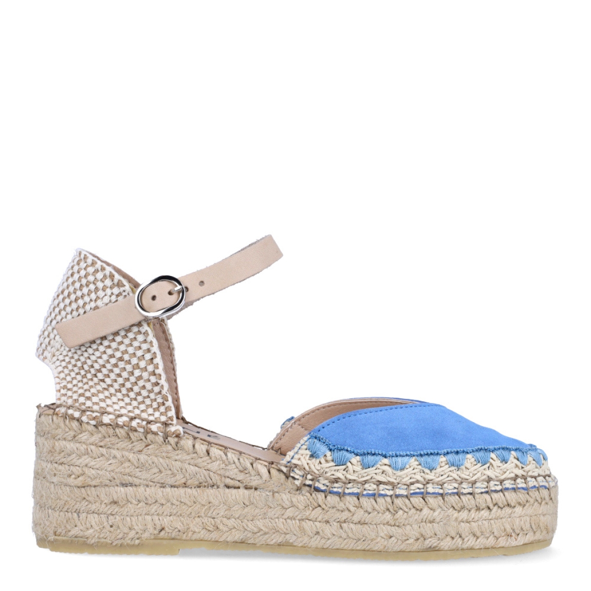Alpargatas de la marca Munné, modelo MACA. Exterior en ante color azul con punta redonda. Interior en piel color nude. Alpargata clásica con cierre de hebilla en tobillo y cuña de piel trenzada de 5cm de altura. Estas alpargatas Munné MACA son ideales para esta temporada!