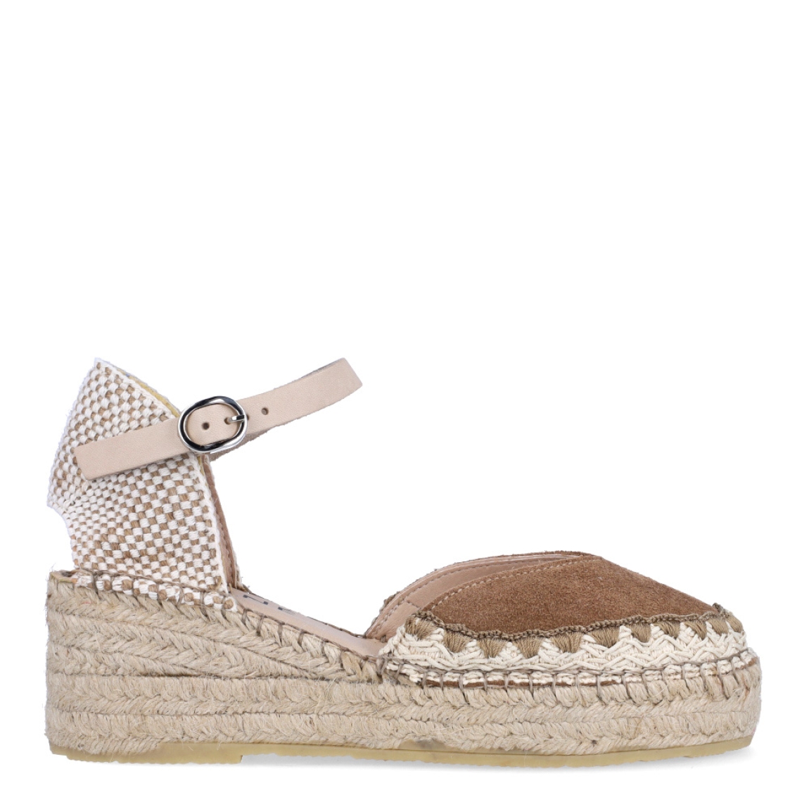 Alpargatas de la marca Munné, modelo MACA. Exterior en ante color camel con punta redonda. Interior en piel color nude. Alpargata clásica con cierre de hebilla en tobillo y cuña de piel trenzada de 5cm de altura. Estas alpargatas Munné MACA son ideales para esta temporada!