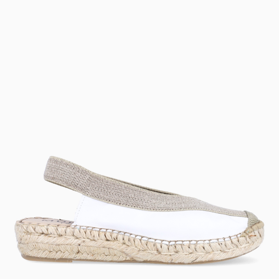 Alpargatas destalonadas de la marca Munné, modelo BENKA. Exterior en piel color blanco con punta redonda. Interior en piel color nude. Alpargata clásica con cierre elastico que va desde la pala hasta el talon.en tobillo. Alpargata con cuña de piel trenzada de 3cm de altura. Estas alpargatas Munné BENKA son ideales para esta temporada!