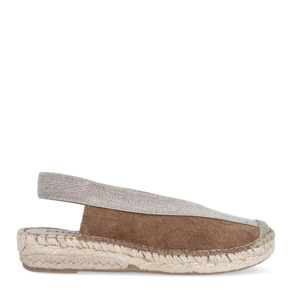 Alpargatas destalonadas de la marca Munné, modelo BENKA. Exterior en ante color camel con punta redonda. Interior en piel color nude. Alpargata clásica con cierre elastico que va desde la pala hasta el talon.en tobillo. Alpargata con cuña de piel trenzada de 3cm de altura. Estas alpargatas Munné BENKA son ideales para esta temporada!