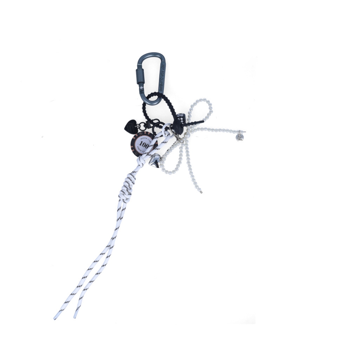 Llavero de la marca MUNNÉ, modelo PERLAS. Elaborado en tela color blanco con dijes de lazo en perlas y accesorios en tonalidades blanco, negro y gris. Complemento perfecto para tus bolsos.