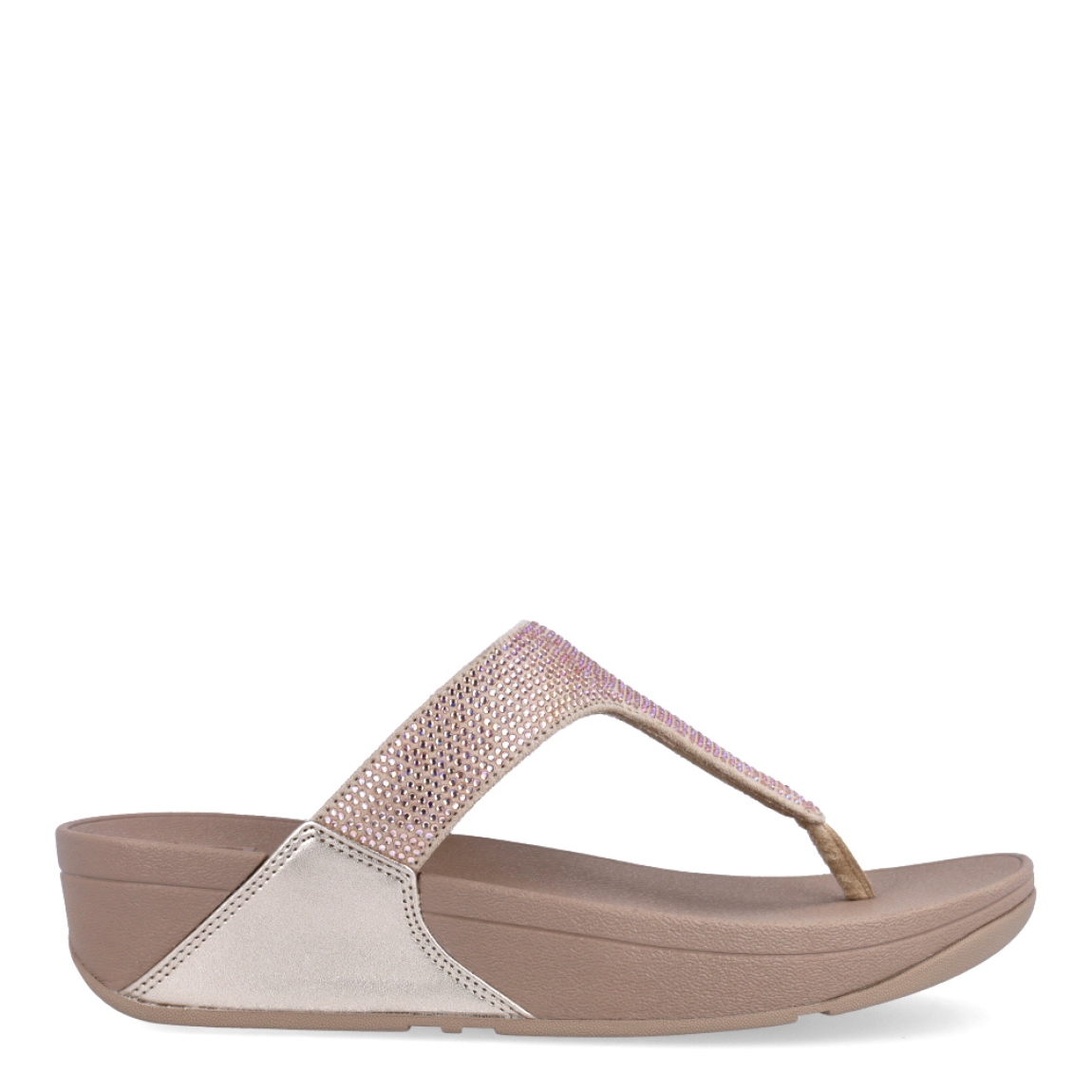 Sandalias de la marca Fitflop, modelo Lulu Crystal. Exterior en ante color taupe, decorado con brillantes. Interior en microfibra de color taupe. Suela de caucho antideslizante y planta acolchada. Cuña de 4 cm incluyendo 2,5 cm de plataforma. Con detalle de piel sintética perlada metalizada en los laterales. Fabulosas de día y de noche.