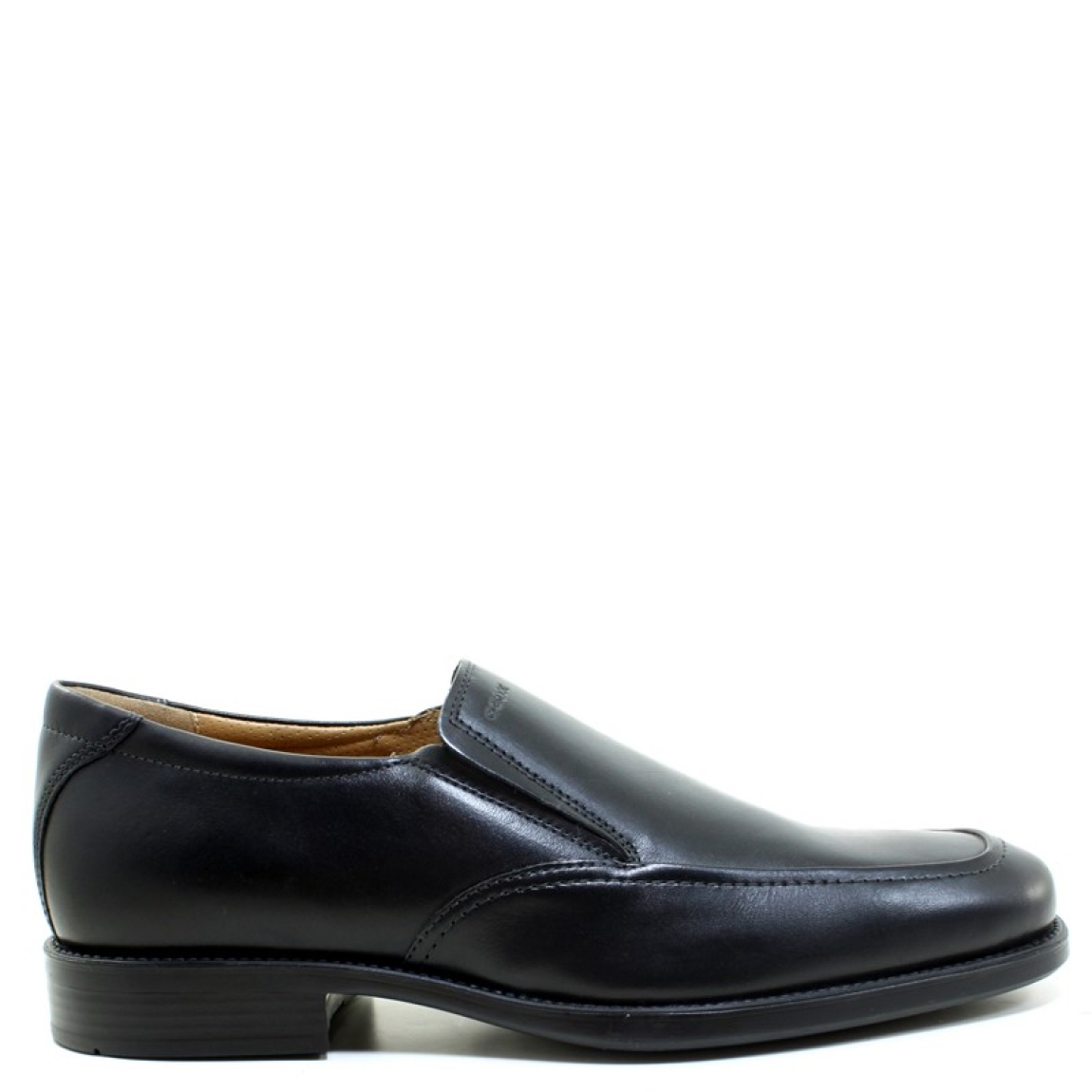 Copete de la marca Geox modelo U2257Z. Exterior de piel de color negro. Suela de goma.