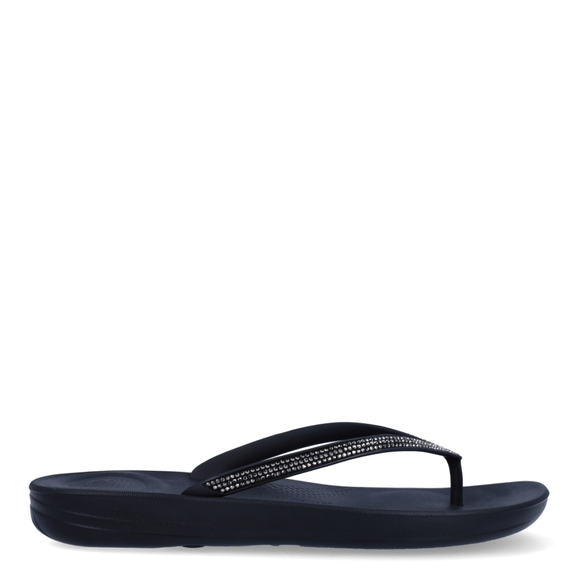 Sandalias de la marca Fitflop, modelo IQUSHION. Exterior elaborado en neopreno color gris con brillantes en pala. Interior en piel color gris. Suela plana de goma. Estas sandalias Fitflop IQUSHION son ideales para esta temporada!