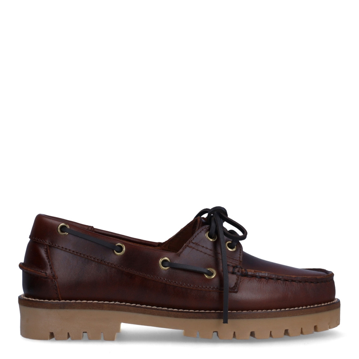 Naúticos de la marca Itse, modelo JACKSON. Exterior en piel color marrón con punta redonda. Interior en piel marrón. Cierre de náuticos con cordones y suela plana de goma. Estos náuticos Itse JACKSON, son un complemento clásico, ideal para crear diferentes looks!
