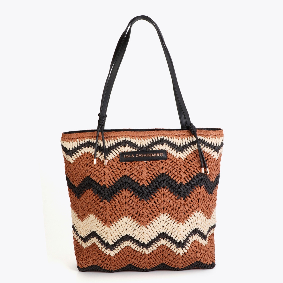 Bolso de la marca Lola Casademunt, modelo NIKA. Bolso confeccionado en efecto rafia con patrón espiga bicolor en tonos marrones. Diseño amplio con asas largas de cuero sintético. Interior forrado con cremallera y bolsillo interno. Perfecto para tu día a día. Bolso Lola Casademunt NIKA, ideal para ti!ALTO 33cm ANCHO 33cm PROFUNDIDAD 9cm