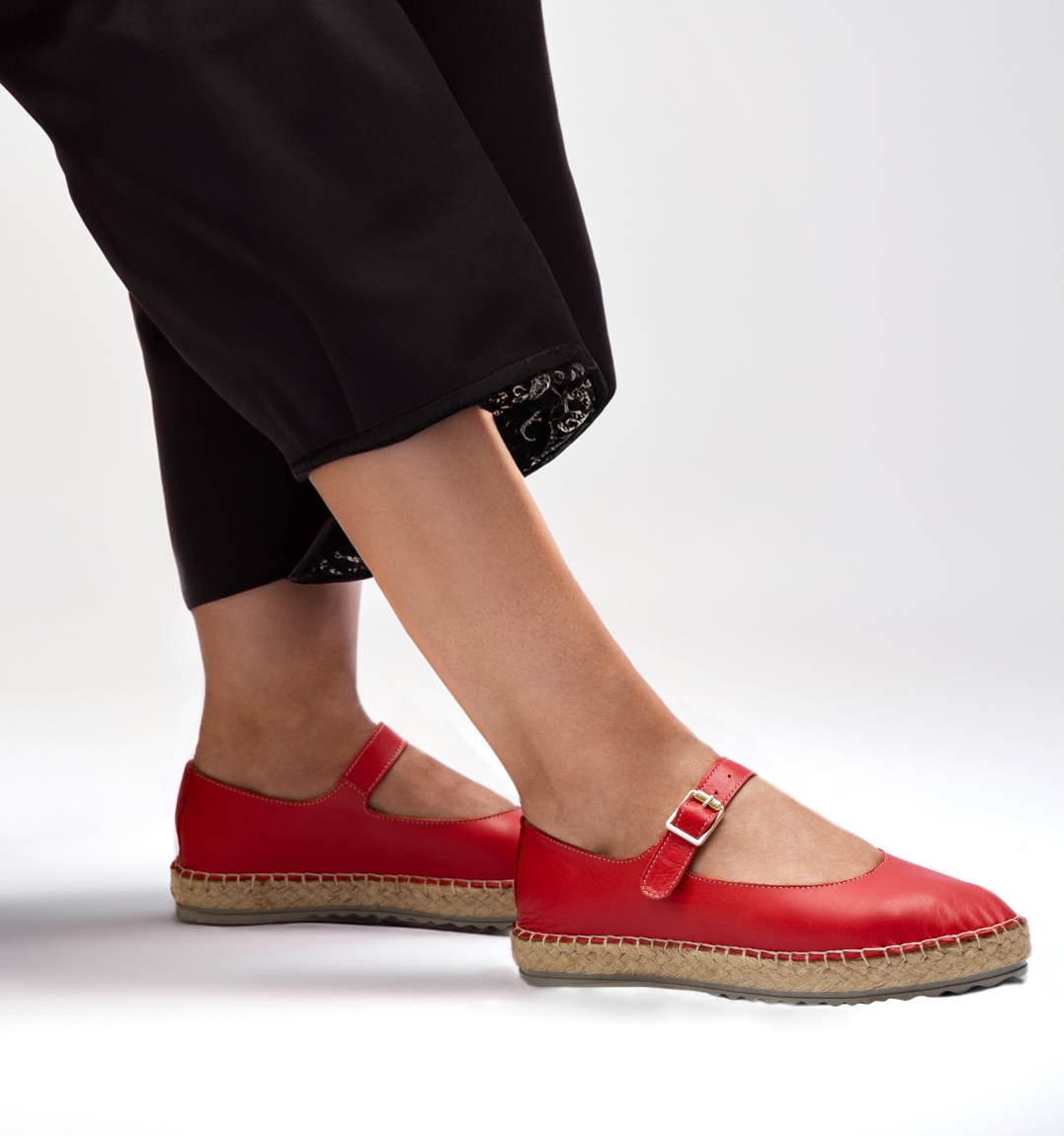 Merceditas de la marca Isteria, modelo OFELIA. Exterior de las merceditas en piel color rojo. Interior en piel colro camel. Cierre de las merceditas Isteria con hebilla y suela plana. Estas merceditas Isteria OFELIA son unas clásicas en tu armario de temporada. No te pueden faltar.