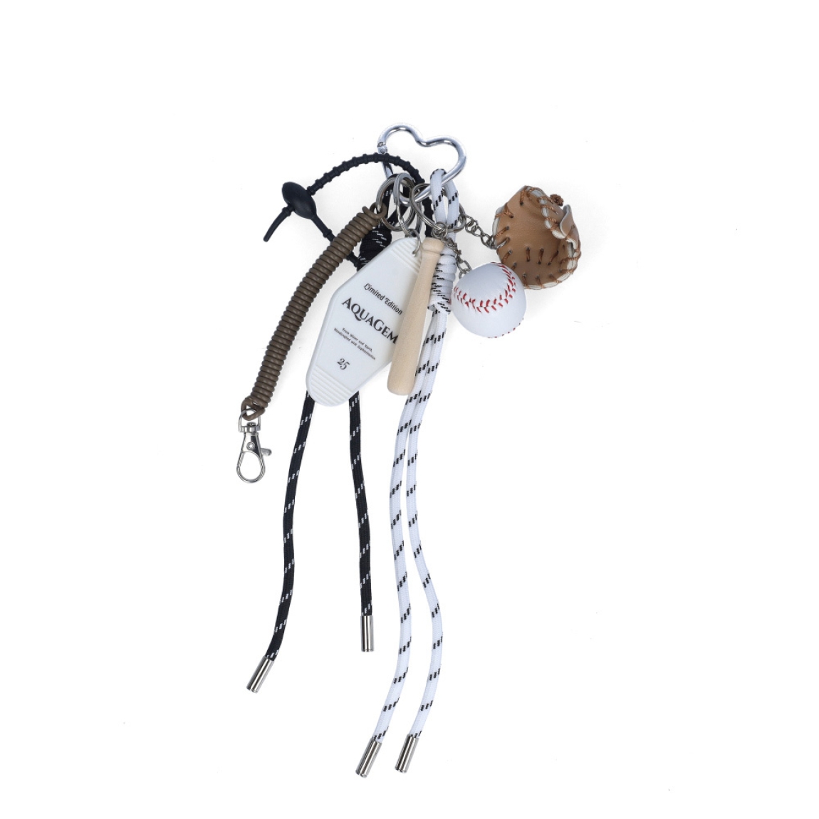Charm de la marca MUNNÉ, modelo BÉISBOL. Formado por mini accesorios que aportan personalidad al bolso que lo añadas. Continee mini bate de béisbol, guante y pelota de béisbol, mosquetón en formade corazón, cuerda con nudo blanca y negra, mosquetón con resorte marrón y placa con mensaje. Complemento perfecto para tus bolsos.