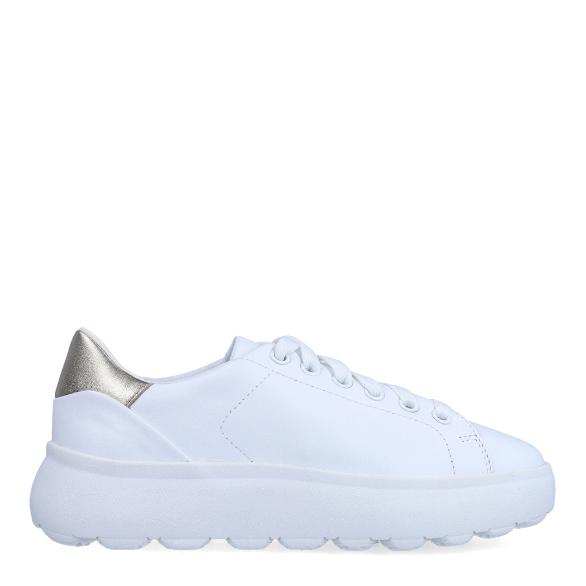 Deportivas de la marca Geox, modelo BIANCA. Exterior de las deportivas Geox en piel color blanco. Interior de las deportivas Geox en textil color blanco. Detalle en la talonera en textil dorado escarchado. Plantilla acolchada para máxima comodidad. Cierre con cordones. Talón plano con una suela de 3cm. Estas deportivas GEOX BIANCA, son unas clásicas que debes tener en tu armario. Te ayudarán a combinarlas con todos tus looks y estilos!